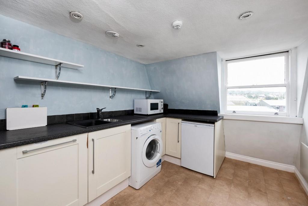 Top Floor Flat, 18 New King Street, BA1 2 BL-9.jpg