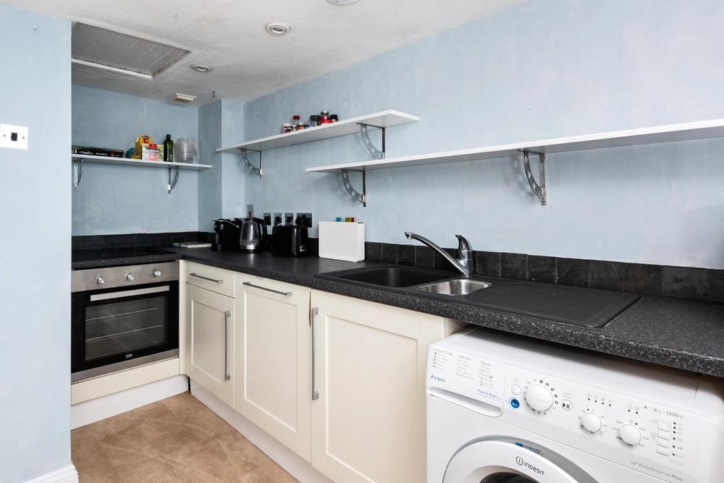 Top Floor Flat, 18 New King Street, BA1 2 BL-10.jpg