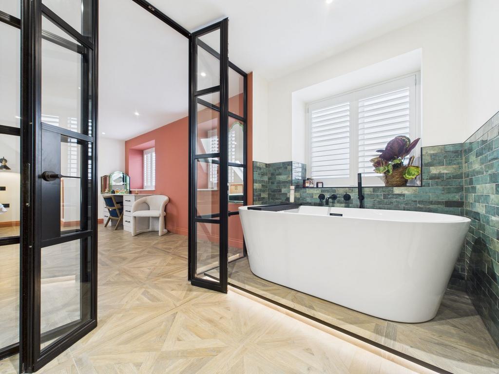 Second Floor En-suite Bathroom