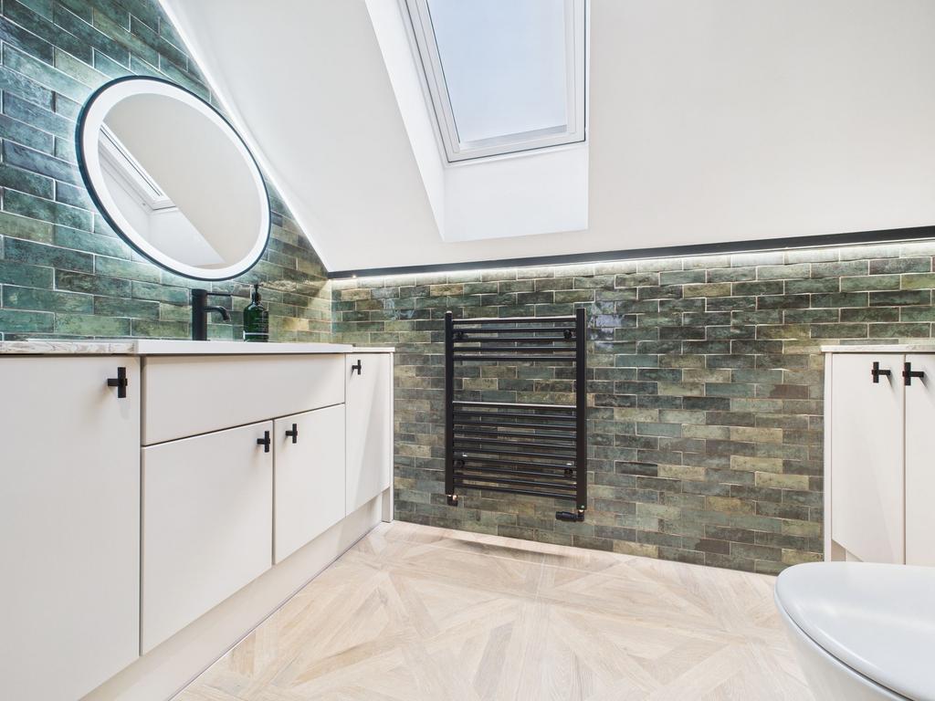 Second Floor En-suite Bathroom