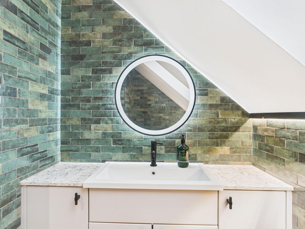 Second Floor En-suite Bathroom