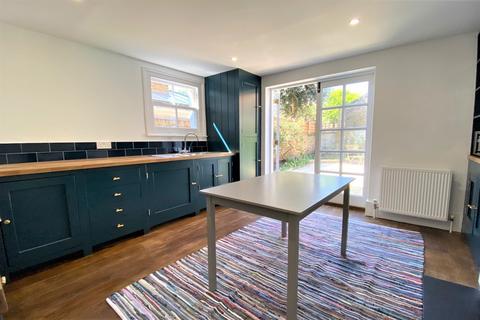 2 bedroom apartment to rent, Bovingdon Road, SW6