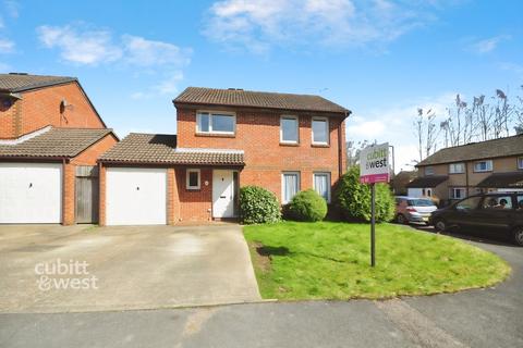 4 bedroom detached house to rent, Coronet Close, Crawley, RH10