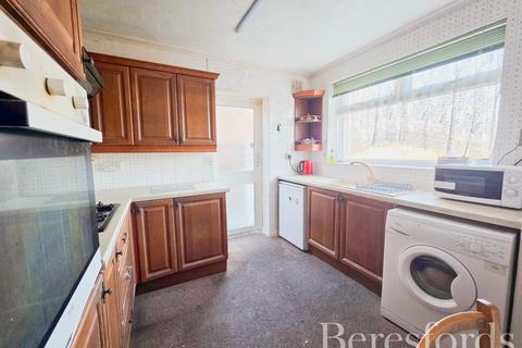 2 bedroom bungalow for sale, Arlington Gardens, Romford, RM3