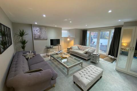 2 bedroom flat to rent - Hilldene, Harehills Lane, Leeds LS8