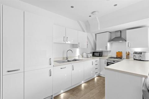 2 bedroom flat for sale, Deyoung Way, High Wycombe HP11