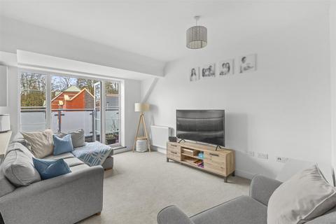 2 bedroom flat for sale, Deyoung Way, High Wycombe HP11