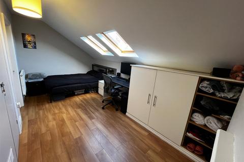 1 bedroom in a house share to rent - Hesketh Avenue, Kirkstal, Leeds, LS5 3EU