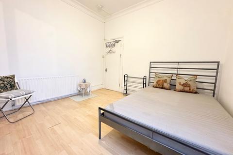 1 bedroom in a house share to rent, London E11