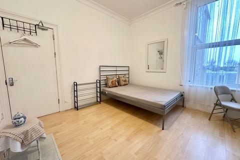 1 bedroom in a house share to rent, London E11