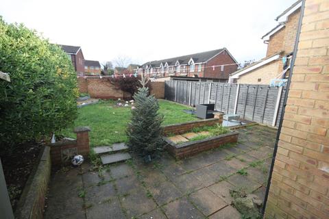 3 bedroom detached house to rent, Swan Mead, Luton, LU4