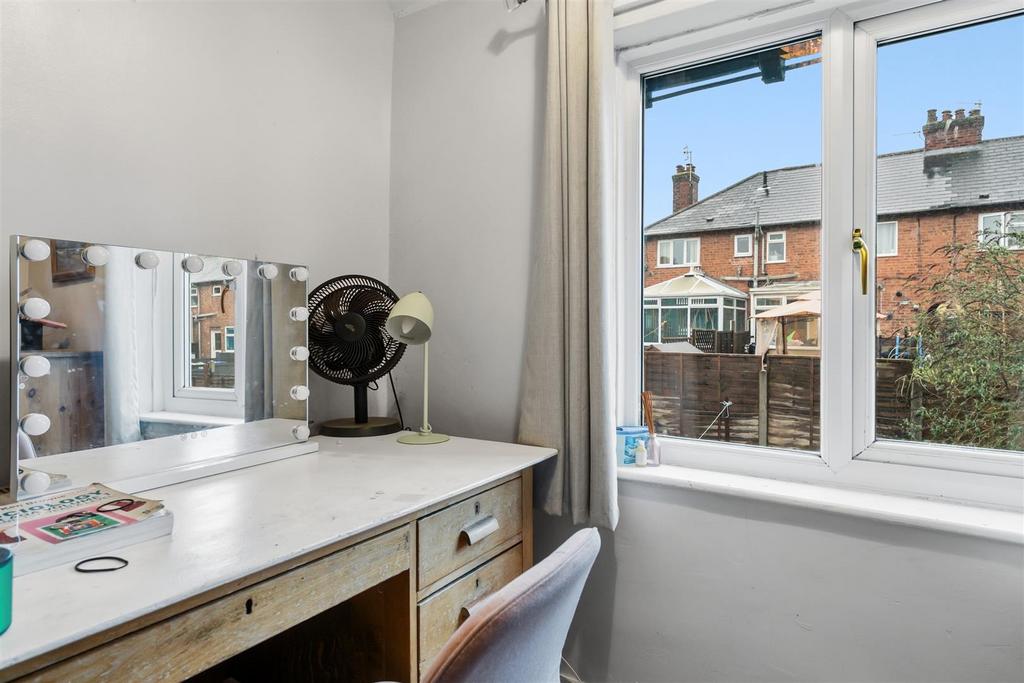 Bedroom One - desk.jpg