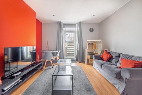 2 bedroom flat to rent, *Available March 2026* Heaton Grove, Heaton, NE6