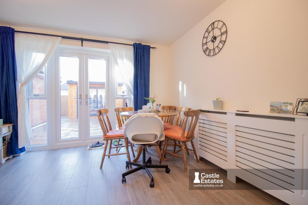Kitchen & Dining