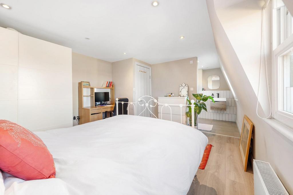 Bedroom 1 (2).JPG