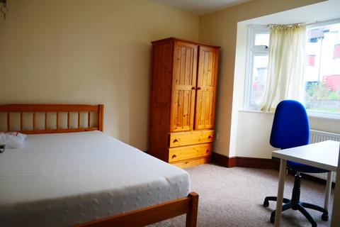 4 bedroom semi-detached house to rent, Widdicombe Way, Brighton BN2