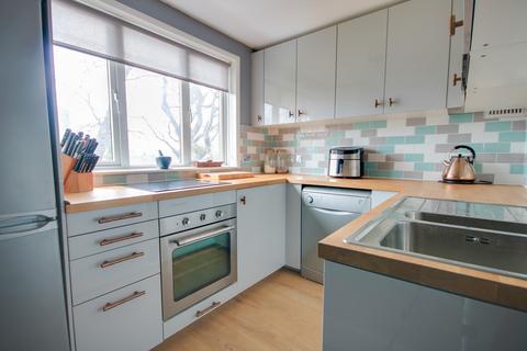 2 bedroom maisonette for sale, MIDANBURY! TANDEM GARAGE! PARKING! PRIVATE GARDEN!