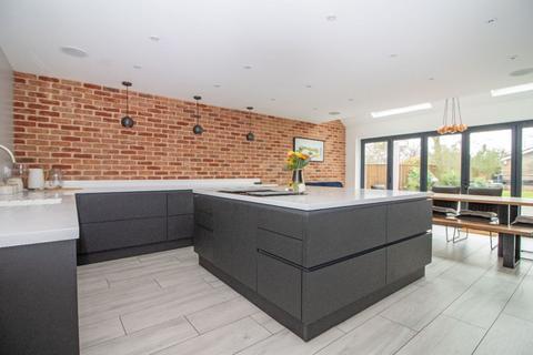 4 bedroom detached house for sale, Kings Road, Cowplain, PO8 8UR