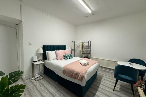 Studio to rent, Pembroke Road, London, W8
