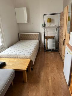 1 bedroom house of multiple occupation to rent, Turlewray Close, London N4