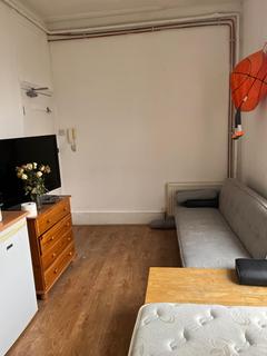 1 bedroom house of multiple occupation to rent, Turlewray Close, London N4