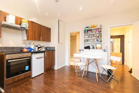 Studio to rent, Sutherland Avenue, London W9