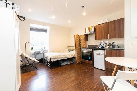 Studio to rent, Sutherland Avenue, London W9
