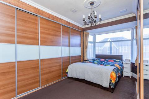 3 bedroom terraced house to rent, Cobham Avenue, London, KT3