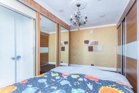 3 bedroom terraced house to rent, Cobham Avenue, London, KT3