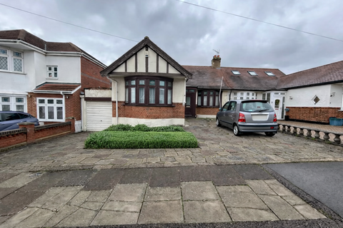 3 bedroom bungalow for sale, Peaketon Avenue, ILFORD IG4