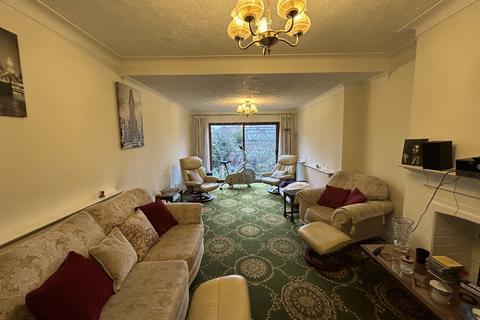 3 bedroom bungalow for sale, Peaketon Avenue, ILFORD IG4
