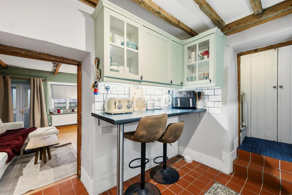Kitchen - breakfast bar.jpg