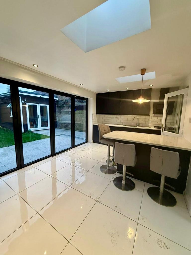 4 bedroom end terrace house in waltham cross