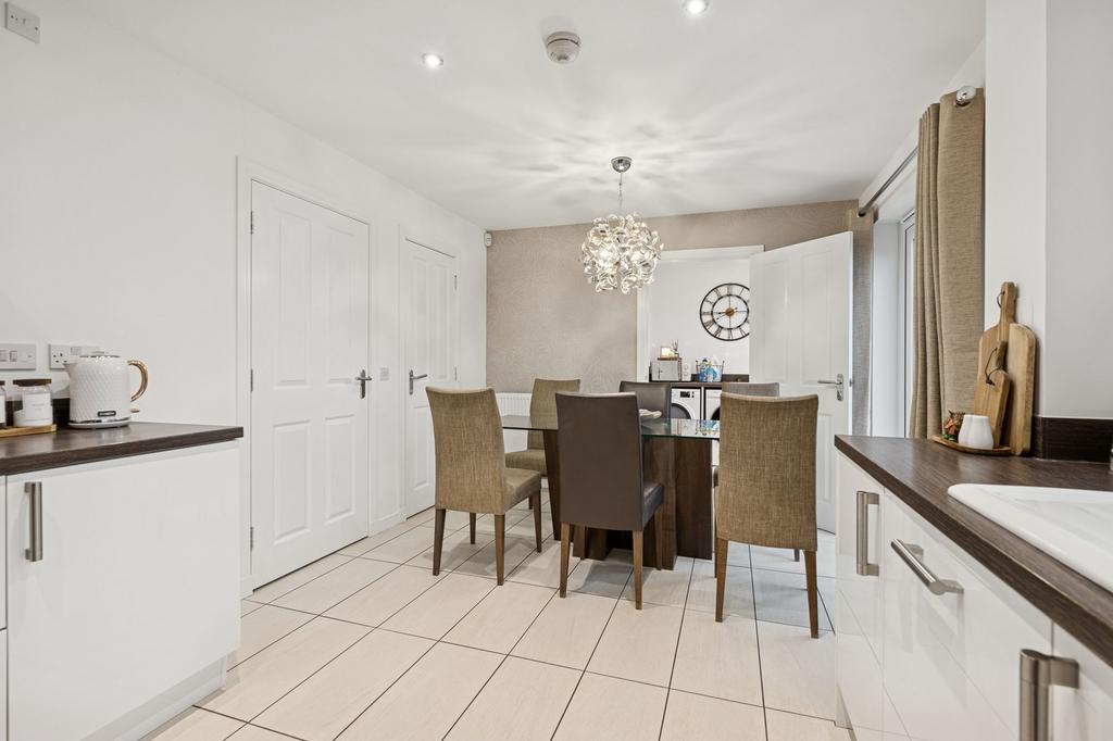 Kitchen/ Dining Room