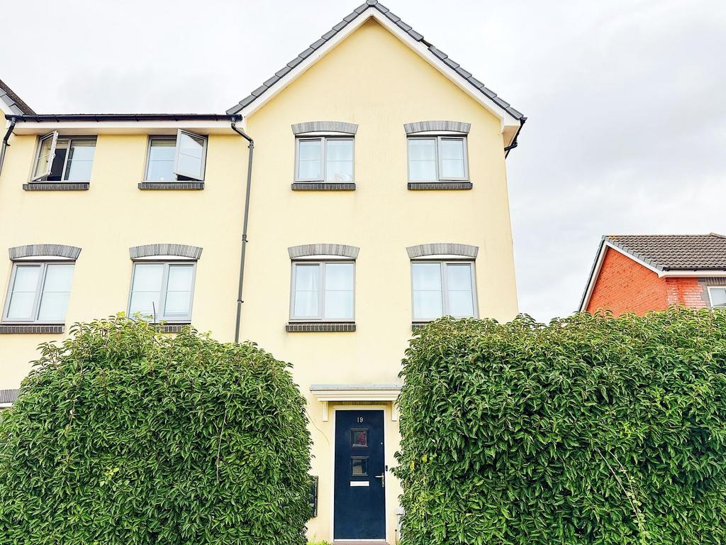 Attractive modern terraced house with a neat he...