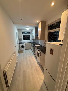 4 bedroom detached house to rent, Tavistock Road, Edgware HA8