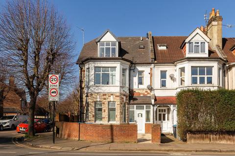 4 bedroom flat to rent, Walm Lane, London NW2