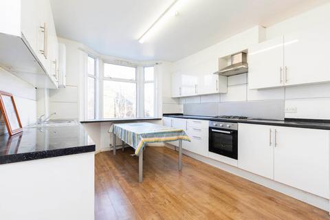 4 bedroom flat to rent, Walm Lane, London NW2