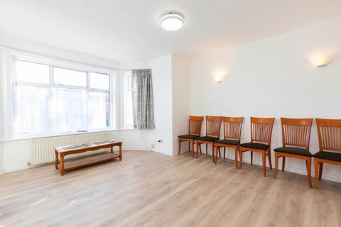 4 bedroom flat to rent, Walm Lane, London NW2