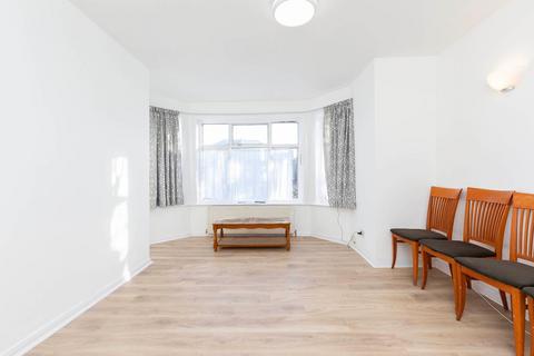4 bedroom flat to rent, Walm Lane, London NW2