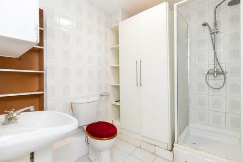 4 bedroom flat to rent, Walm Lane, London NW2