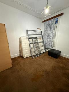 1 bedroom in a house share to rent, Byron Avenue, London