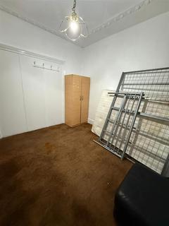 1 bedroom in a house share to rent, Byron Avenue, London