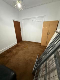 1 bedroom in a house share to rent, Byron Avenue, London