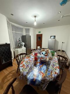 1 bedroom in a house share to rent, Byron Avenue, London
