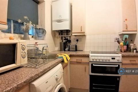 1 bedroom in a flat share to rent, Cambridge Avenue, London, NW6