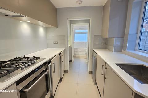 2 bedroom semi-detached house to rent, Jackson Road, East Barnet Vilage EN4