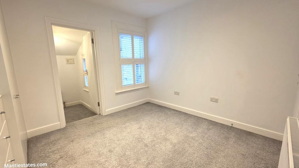 Middle bedroom