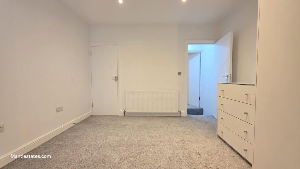 Middle bedroom