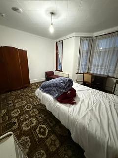 1 bedroom in a house share to rent, Byron Avenue, London